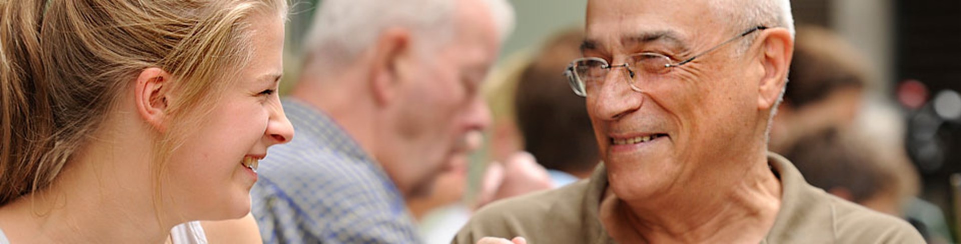 Älterer Mann mit einer Freiwilligen